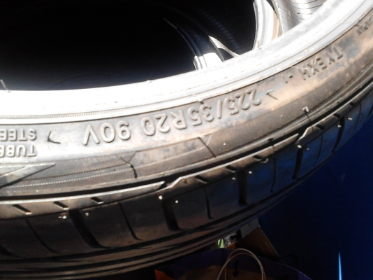 225/35R20 TOYO EXTENSA HP   มี 2 ล้อ TEL.081-427-3941