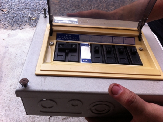 กล่องควบคุมไฟฟ้าในบ้าน ห้องพัก ยี่ห้อ WESTINGHOUSE 1เฟส 220 V. ใช้คุมเครื่องใช้ไฟฟ้าในบ้านเป็นส่วนๆได้เลย มีเมนเบรคเกอร์ 1 ตัว กล่องควบคุมไฟฟ้าในบ้าน ห้องพัก ยี่ห้อ WESTINGHOUSE 1เฟส 220 V. ใช้คุมเครื่องใช้ไฟฟ้าในบ้านเป็นส่วนๆได้เลย มีเมนเบรคเกอร์ 1 ตัว