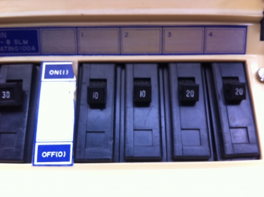 กล่องควบคุมไฟฟ้าในบ้าน ห้องพัก ยี่ห้อ WESTINGHOUSE 1เฟส 220 V. ใช้คุมเครื่องใช้ไฟฟ้าในบ้านเป็นส่วนๆได้เลย มีเมนเบรคเกอร์ 1 ตัว