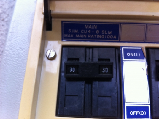 กล่องควบคุมไฟฟ้าในบ้าน ห้องพัก ยี่ห้อ WESTINGHOUSE 1เฟส 220 V. ใช้คุมเครื่องใช้ไฟฟ้าในบ้านเป็นส่วนๆได้เลย มีเมนเบรคเกอร์ 1 ตัว กล่องควบคุมไฟฟ้าในบ้าน ห้องพัก ยี่ห้อ WESTINGHOUSE 1เฟส 220 V. ใช้คุมเครื่องใช้ไฟฟ้าในบ้านเป็นส่วนๆได้เลย มีเมนเบรคเกอร์ 1 ตัว