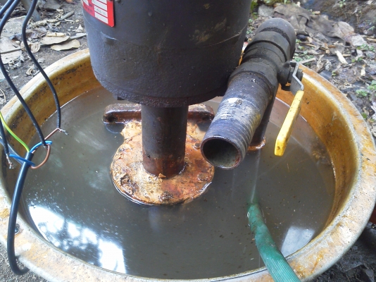 ปั็มหล่อเย็นเลียงชิ้นงานและล้างชิ้นงาน GusherI ขนาด 1 แรงม้า. อัตราการไหลดีมากของอเมริกาใช้ไฟ้าได้ตั้งแต่ 220 - 460 V.ได้