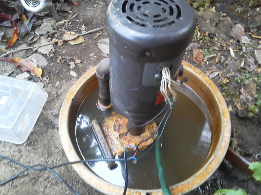 ปั็มหล่อเย็นเลียงชิ้นงานและล้างชิ้นงาน GusherI ขนาด 1 แรงม้า. อัตราการไหลดีมากของอเมริกาใช้ไฟ้าได้ตั้งแต่ 220 - 460 V.ได้