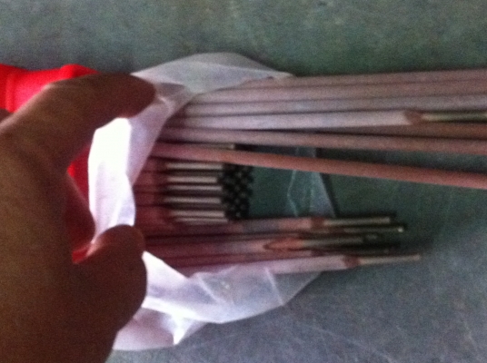 (เส้นละ5บาท)ลวดเชื่อมสแตนเลส ยี่ห้อ YOGO ขนาด 3.2 มม. ยาว 350 มม.ใช้เชือ่มสแตนเลส หรือเหล็กห่อ เหล็กทนแรงสูงต่างๆ