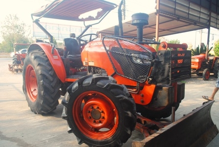 ขายรถไถ Kubota M7040 (4WD) พร้อมดันหน้า+ผานพรวนช้าง สีเดิม เครื่องแน่น รถพร้อมใช้งานครับ