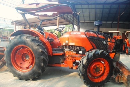 ขายรถไถ Kubota M7040 (4WD) พร้อมดันหน้า+ผานพรวนช้าง สีเดิม เครื่องแน่น รถพร้อมใช้งานครับ