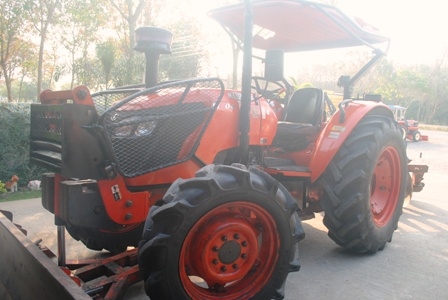 ขายรถไถ Kubota M7040 (4WD) พร้อมดันหน้า+ผานพรวนช้าง สีเดิม เครื่องแน่น รถพร้อมใช้งานครับ