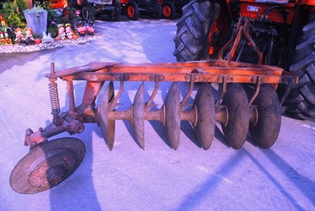 ขายรถไถ Kubota M7040 (4WD) พร้อมดันหน้า+ผานพรวนช้าง สีเดิม เครื่องแน่น รถพร้อมใช้งานครับ