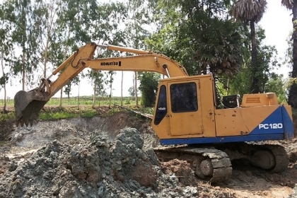 **385,000 บ.ต่อรอง**ขายแบคโฮ KOMATSU PC120-2 ปั้มเดิม เครื่อง ISUZU 6BD1-6สูบ เครื่อง ดี แน่น ปั้มดี แรงดี ทำงานดี เร็วดี คล่องตัว บูมอาร์มใหญ่ สวยไม่ปะไม่ดาม บุ้งกี๋หนา ใหญ่ เอวใหญ่ แน่นดี ไม่แตกไม่ร้าว ช่วงล่าง70-80\% โซ่ดี แทร็กหนา โรลเลอร์ดี สป็อคเก็ตด