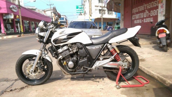 ขายคับ HONDA CB400 ปี93 ขาวๆเนียนๆ ท่อแต่ง เดิมๆ อินวอยส์ สรรพสามิตร สวยๆ คับ ราคา 59500 บาท ส่งได้ทั่วไทยคับ สนใจติดต่อ 081-0578282 ไอดีไลน์ POPBIGBIKESAKON คับ สนใจรถสวย ถูก ดี ต้อง POP BIGBIKE SAKONNAKHON