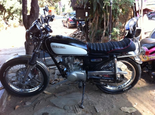 ขาย Honda CG ตระกูลดี 125 4จังหวะสภาพดูแลรักษาเป็นอย่างดี ล้อขอบ18"หน้าและหลัง รถมอไซต์สไตล์คลาสสิคสมัยคุณพ่อยังหนุ่มหล่อ ขายถูก เพียง 22,222.-บาท เท่านั้นครับ (มีหน้าเล่มทะเบียนให้ครับ) 093-9319456