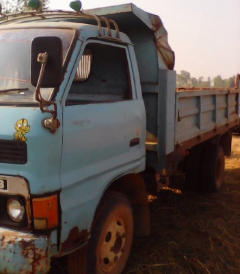 ISUZU KS 110 HP 4BC2 หกล้อดั๊มพ์ กระบะดั๊มพ์เหล็ก 4 ตันความยาว 3.50 เมตร เครื่องฝาขาวแรงดี หัวเก๋งยกหัวได้มีผุบ้างเล็กน้อย พวงมาลัยธรรมดา ช่วงล่างเดิมๆคัชซีไม่ผุ ยาง 7.50 ขอบ 16 สภาพดี เอกสารเล่มทะเบียนชุดโอนครบ