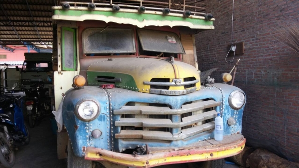 Nissan โบราณ 6 ล้อ เครื่อง 6 สูบ