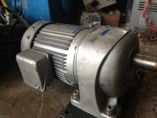 ขายมอเตอร์เกียร์ 1แรง ไฟแก้เป็น380ให้แล้ว มีเบรก เดินเงียบ