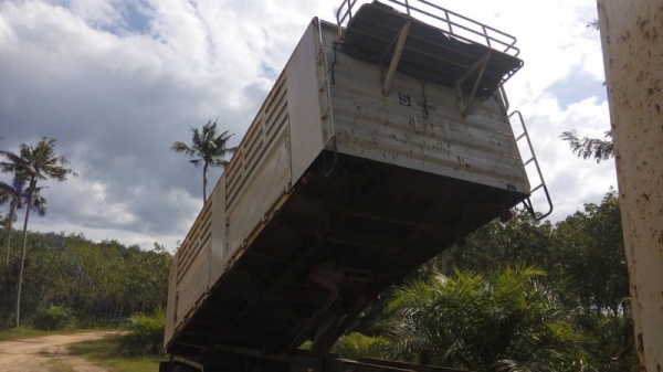 รถอีซูซุ  10  ล้อดั้ม  360  แรงม้า.  ปี 56    สนใจติดต่อ  081 - 6079515