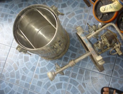 ขายถังพ่นสี Iwata 20L made in Japan  ขนาดตามรูปครับ พร้อมใช้งาน