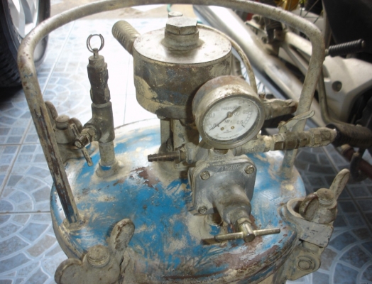 ขายถังพ่นสี Iwata 20L made in Japan  ขนาดตามรูปครับ พร้อมใช้งาน