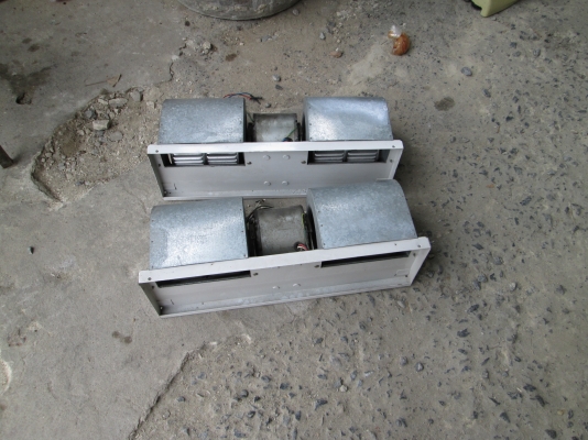 ไปร้อยเอ็ดเด้อ  รุ่นนี้นิยมกันมากๆ  พัดลมตัวสั้นๆ  หายากมาก  ขายคู่ละ900บาท