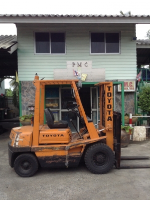 +++ ขายโฟล์คลิฟท์  TOYOTA 3FD25  ขนาด 2.5  ตัน  (รถนอก  สภาพดี  รับประกัน 3 เดือน)  เครื่องยนต์ดีเซล  เสา 3 เมตร งา 1,070  มม.  เกียร์ธรรมดา  ยางตันครับ