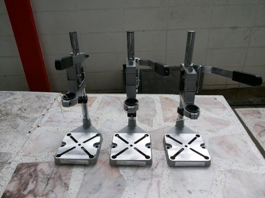 แท่นจับสว่านมือรุ่นใหม่ มีตัวตั้งระยะเจาะพร้อมสเกลบอกระยะเจาะ ดีไซน์ใหม่สวย เล็ก กะทัดรัด น้ำหนักเบา พกพาไปเจาะได้ทุกที่ แท่นจับสว่านมือรุ่นใหม่ มีตัวตั้งระยะเจาะพร้อมสเกลบอกระยะเจาะ ดีไซน์ใหม่สวย เล็ก กะทัดรัด น้ำหนักเบา พกพาไปเจาะได้ทุกที่