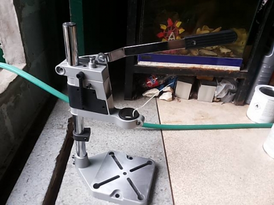 แท่นจับสว่านมือรุ่นใหม่ มีตัวตั้งระยะเจาะพร้อมสเกลบอกระยะเจาะ ดีไซน์ใหม่สวย เล็ก กะทัดรัด น้ำหนักเบา พกพาไปเจาะได้ทุกที่ แท่นจับสว่านมือรุ่นใหม่ มีตัวตั้งระยะเจาะพร้อมสเกลบอกระยะเจาะ ดีไซน์ใหม่สวย เล็ก กะทัดรัด น้ำหนักเบา พกพาไปเจาะได้ทุกที่