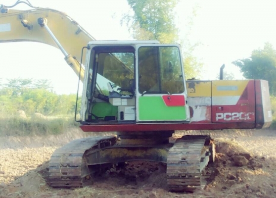 KOMATSU PC 200-5 คอนโทรลสั้น ตูดแดง รถบอดี้สวยจัดครับ เครื่องเดิมปั๊มเดิมแน่นดีไม่มีเยิ้ม ภายในเก๋งสะอาดสวย ไฟฟ้าหน้าจออยู่ครบ แอร์ ภายในนอกบอดี้สวยมาก บูมอาร์มสวย ช่วงล่างเอวแน่น โรลเลอร์โซ่บูทใบแทรกสภาพดี 70\% พร้อมทำงานได้เลย เอกสารใบอินวอยครบ ราคาต่อรอ