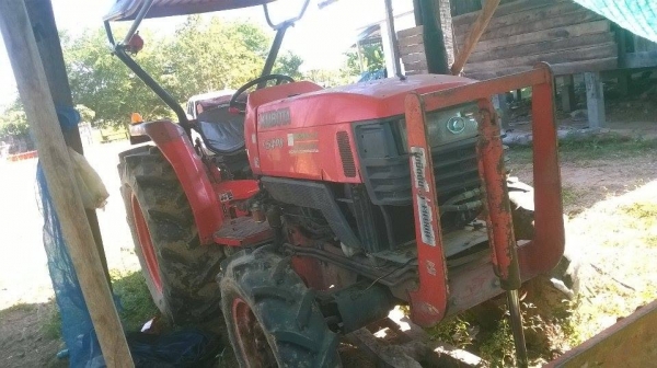 ขายรถไถ คูโบต้า 45 แรง มี 2 คันเลยจะขายออก ราคา 240,000 ต่อรองได้นิดหน่อย