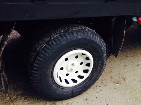 รถอีซูซุ 6 ล้อ  หลังถนน  NPR 115 แรงม้า. ปี 33  สนใจติดต่อ 081 - 6079515