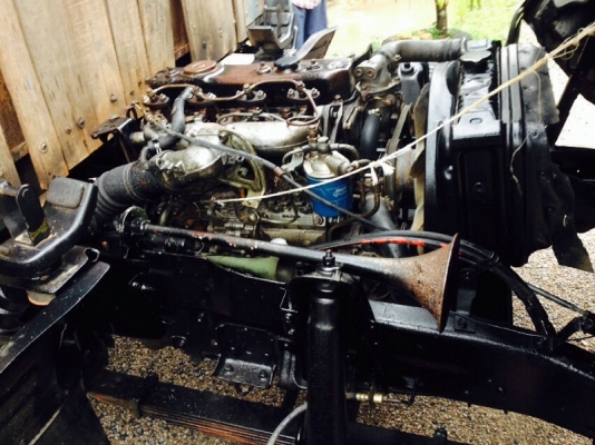 รถอีซูซุ 6 ล้อ  หลังถนน  NPR 115 แรงม้า. ปี 33  สนใจติดต่อ 081 - 6079515