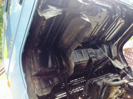 รถอีซูซุ 6 ล้อ  หลังถนน  NPR 115 แรงม้า. ปี 33  สนใจติดต่อ 081 - 6079515