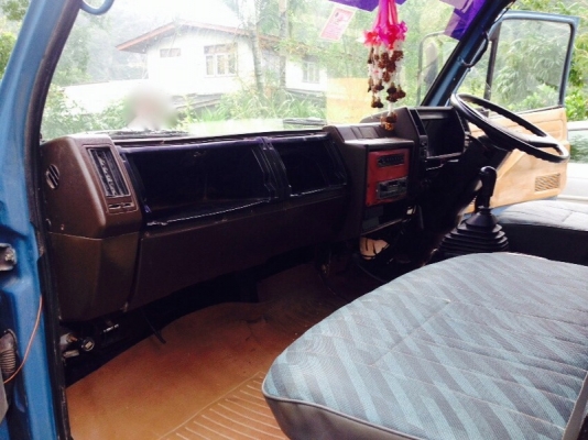 รถอีซูซุ 6 ล้อ  หลังถนน  NPR 115 แรงม้า. ปี 33  สนใจติดต่อ 081 - 6079515