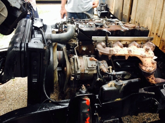 รถอีซูซุ 6 ล้อ  หลังถนน  NPR 115 แรงม้า. ปี 33  สนใจติดต่อ 081 - 6079515