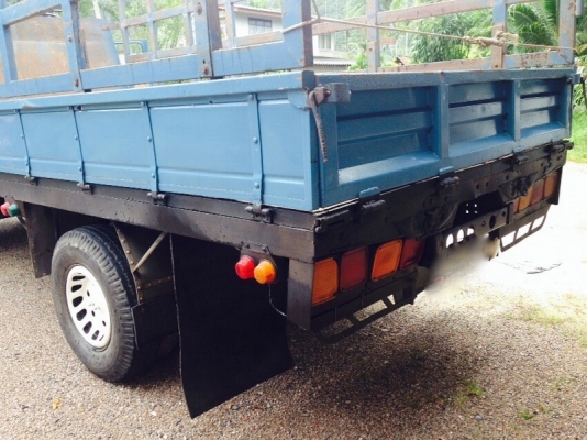 รถอีซูซุ 6 ล้อ  หลังถนน  NPR 115 แรงม้า. ปี 33  สนใจติดต่อ 081 - 6079515