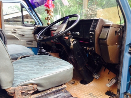 รถอีซูซุ 6 ล้อ  หลังถนน  NPR 115 แรงม้า. ปี 33  สนใจติดต่อ 081 - 6079515