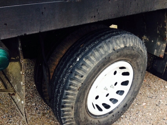 รถอีซูซุ 6 ล้อ  หลังถนน  NPR 115 แรงม้า. ปี 33  สนใจติดต่อ 081 - 6079515