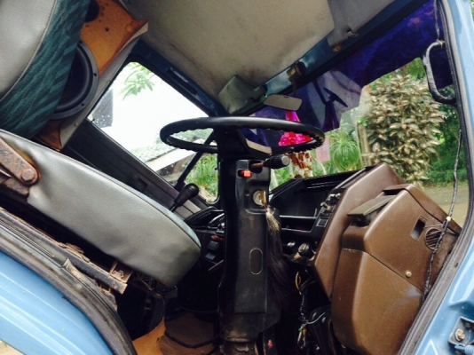 รถอีซูซุ 6 ล้อ  หลังถนน  NPR 115 แรงม้า. ปี 33  สนใจติดต่อ 081 - 6079515