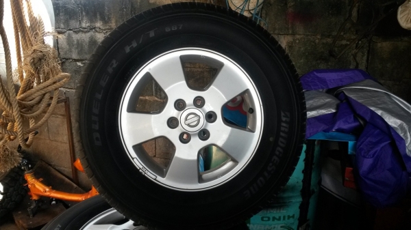 ล้อ นีสสันนาวาร่า