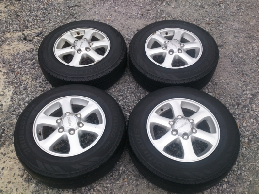 ขายแม็กISUZUพร้อมยางบริดสโตน 215/70R16 ยางสัปดาห์ที่53ปี12  สวยๆจำนวน 1  ชุด