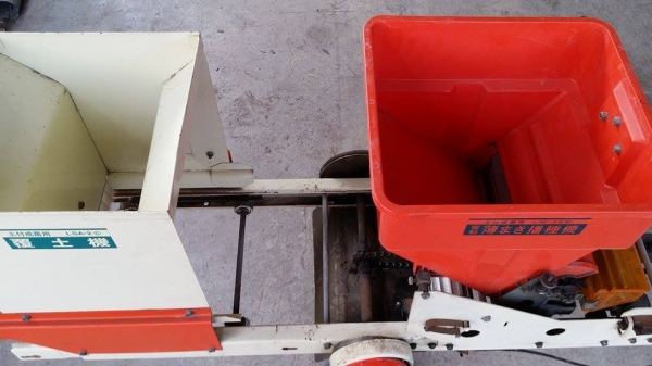 เครื่องโรยเมล็ด MINORU เก่าญี่ปุ่น ราคานี้ขายเป็นชุด คือลูกค้าจะได้ทั้ง แบบใช้มอเตอร์ขับเคลื่่อน และแบบระบบมือหมุน เครื่องโรยเมล็ด MINORU เก่าญี่ปุ่น ราคานี้ขายเป็นชุด คือลูกค้าจะได้ทั้ง แบบใช้มอเตอร์ขับเคลื่่อน และแบบระบบมือหมุน