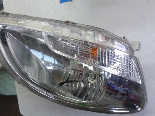 ไฟหน้าโตโยต้านิววีออขวาถอดสวยครับ