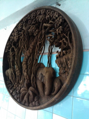 ช้างไม้แกะสลัก ไม้สัก วงกลมขนาดประมาณ 22 นิ้ว เป็นงานไม้ชิ้นเดียว สภาพสวย สนใจโทรมาคุยกันนะครับ