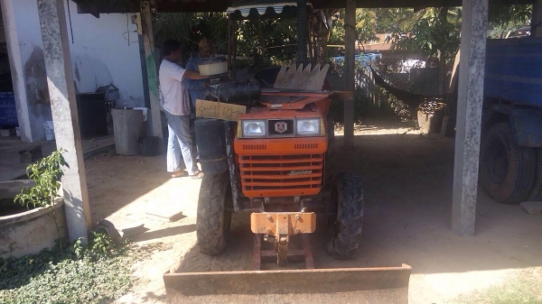 ฝากหน่อยครับ ขายรถไถ Kubota sunshine L 1 R 18 แรง 4x4 รถำร้อมใช้งาน มีใบดัน และ ผาน 5 ราคา 98,000 โทร 091-0065391 รถอยู่สุรินทร์ ฝากหน่อยครับ ขายรถไถ Kubota sunshine L 1 R 18 แรง 4x4 รถำร้อมใช้งาน มีใบดัน และ ผาน 5 ราคา 98,000 โทร 091-0065391 รถอยู่สุรินทร์