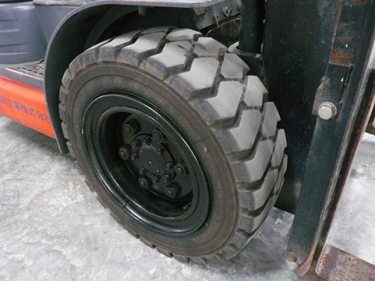 ขายรถโฟล์คลิฟท์มือสอง toyota รุ่น 6fd30 ราคา 399,000 บาท นำเข้าจากประเทศญี่ปุ่น 100\% ไม่เคยใช้งานในไทย