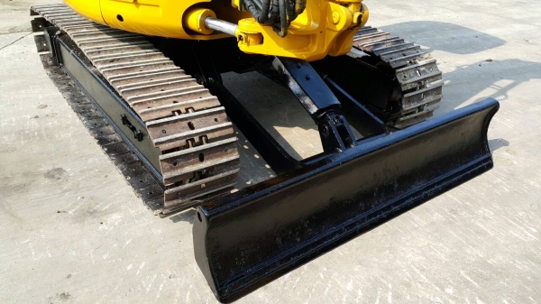 รถขุด CATERPILLAR รุ่น 303CR  มือสอง นำเข้าจากญี่ปุ่น แทร็กเหล็ก รุ่นใหม่ ท้ายกลม คล่องตัว สลัก เอว แน่น มือถือ /LINE ID : 0818753444