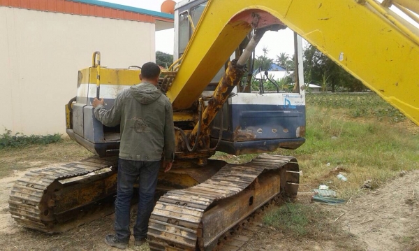 KOMATSU PC 60-5 เครื่องเดิมปั๊มเดิมทำงานดีมาก ภายในคอนโทรลง่ายคล่องตัวดี ภายนอกบูมอาร์มมีปะเล็กน้อยครับพร้อมทำงานได้เลย ช่วงล่างโซ่บูทใบแทรกหนาดีประมาณ 60\% เอกสารสัญญาซื้อขาย ราคาต่อรองได้ครับ