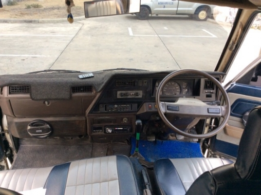 ขายรถตู้นิสสัน เออแวน เครื่อง TD27 เกียร์ธรรมดา เพาเวอร์ ภายในเบาะหนังเบาะหลังสามแถวครบ แอร์หน้า-แอร์ราวหลัง วิทยุCD สีมีริ้วรอยบ้าง แม็ก15&quot; ยางดี เครื่องแน่นนิ่มมาก รถขับดีเลยครับ ภาษีต่อ58เรียบร้อย รถพร้อมใช้ครับ