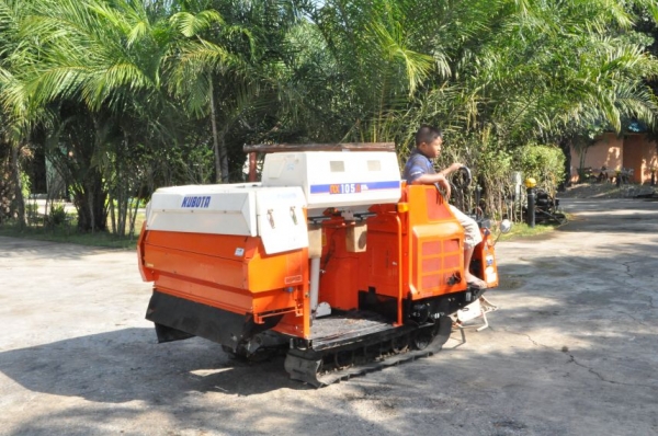 (ลดกระหน่ำ)ขายรถเกี่ยว นวดข้าวKUBOTA RX105 ดีเซล2สูบ สวยเดิมจากญี่ปุ่น 58,000เท่านั้น!!