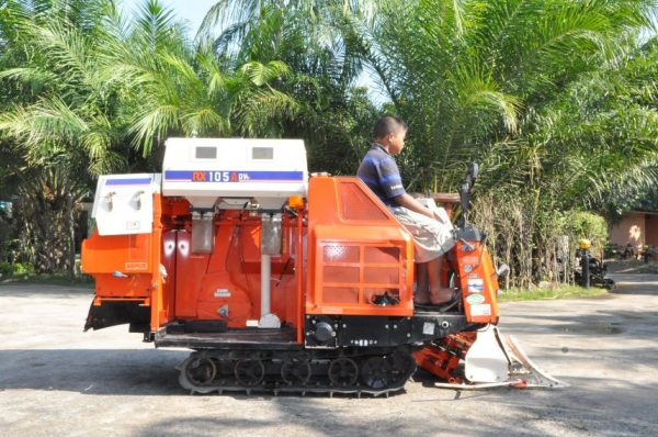 (ลดกระหน่ำ)ขายรถเกี่ยว นวดข้าวKUBOTA RX105 ดีเซล2สูบ สวยเดิมจากญี่ปุ่น 58,000เท่านั้น!!