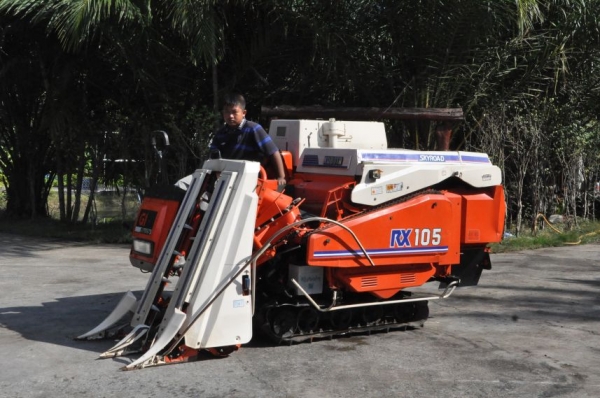 (ลดกระหน่ำ)ขายรถเกี่ยว นวดข้าวKUBOTA RX105 ดีเซล2สูบ สวยเดิมจากญี่ปุ่น 58,000เท่านั้น!!