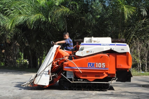 (ลดกระหน่ำ)ขายรถเกี่ยว นวดข้าวKUBOTA RX105 ดีเซล2สูบ สวยเดิมจากญี่ปุ่น 58,000เท่านั้น!!