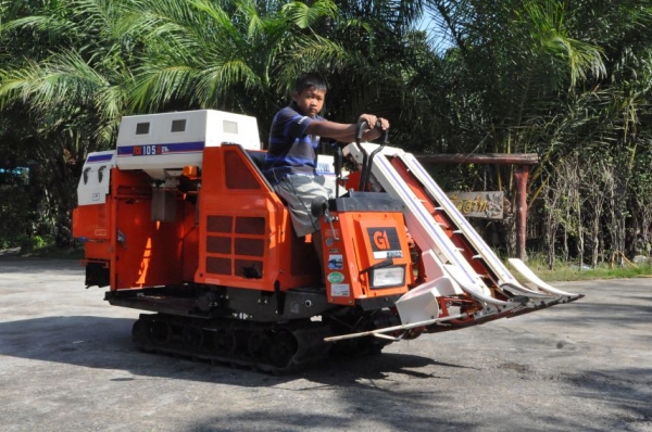 (ลดกระหน่ำ)ขายรถเกี่ยว นวดข้าวKUBOTA RX105 ดีเซล2สูบ สวยเดิมจากญี่ปุ่น 58,000เท่านั้น!!